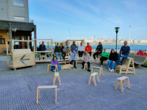 Participación Plan Especial Labañou - Grupo de alumnos da Escola de Deseño Industrial de Ferrol (UDC) pousando co mobiliario de participación cidadá deseñado e construído por eles para dar servizo aos encontros Novo Sendeiro en Labañou, A Coruña.